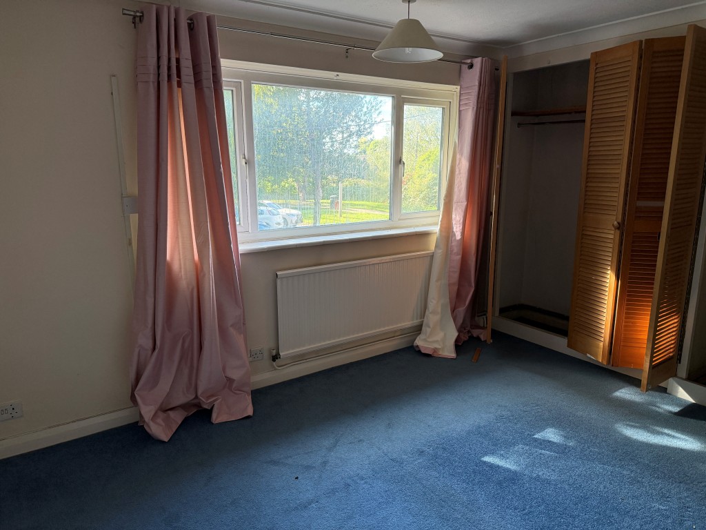 Lot: 137 - SUBSTANTIAL SIX-BEDROOM DETACHED PROPERTY WITH POTENTIAL FOR SUB-DIVISION - Bedroom 6 with window overlooking front driveway